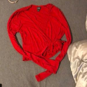 Hi i’m selling This red long sleeve shirt and it’s ty’s on the side